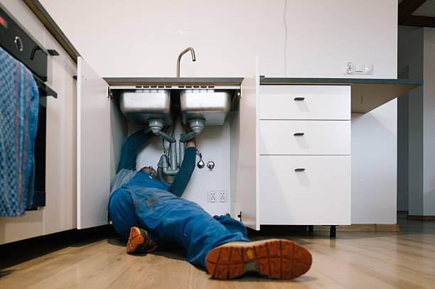 Professional Emergency Plumber technician working in Glendale, OR